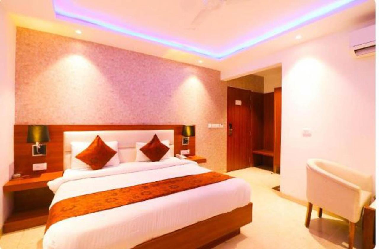Wowstops-Clark Near Delhi Airport Hotel New Delhi Exterior foto